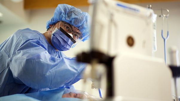 Médico assiste paciente infetado pelo novo coronavírus no Canadá Médico assiste paciente infetado pelo novo coronavírus no Canadá