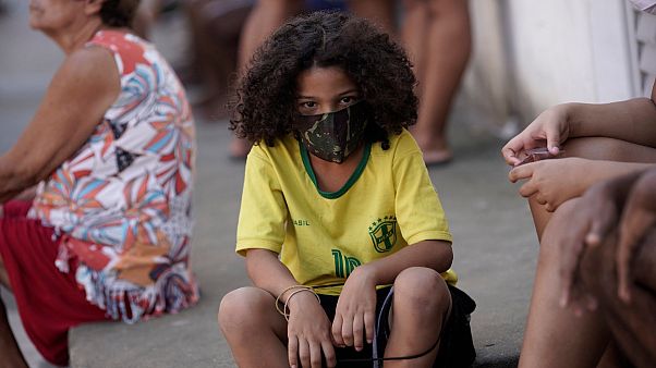 Uma criança protege-se da Covid-19 na favela Mandela, Rio de Janeiro Uma criança protege-se da Covid-19 na favela Mandela, Rio de Janeiro