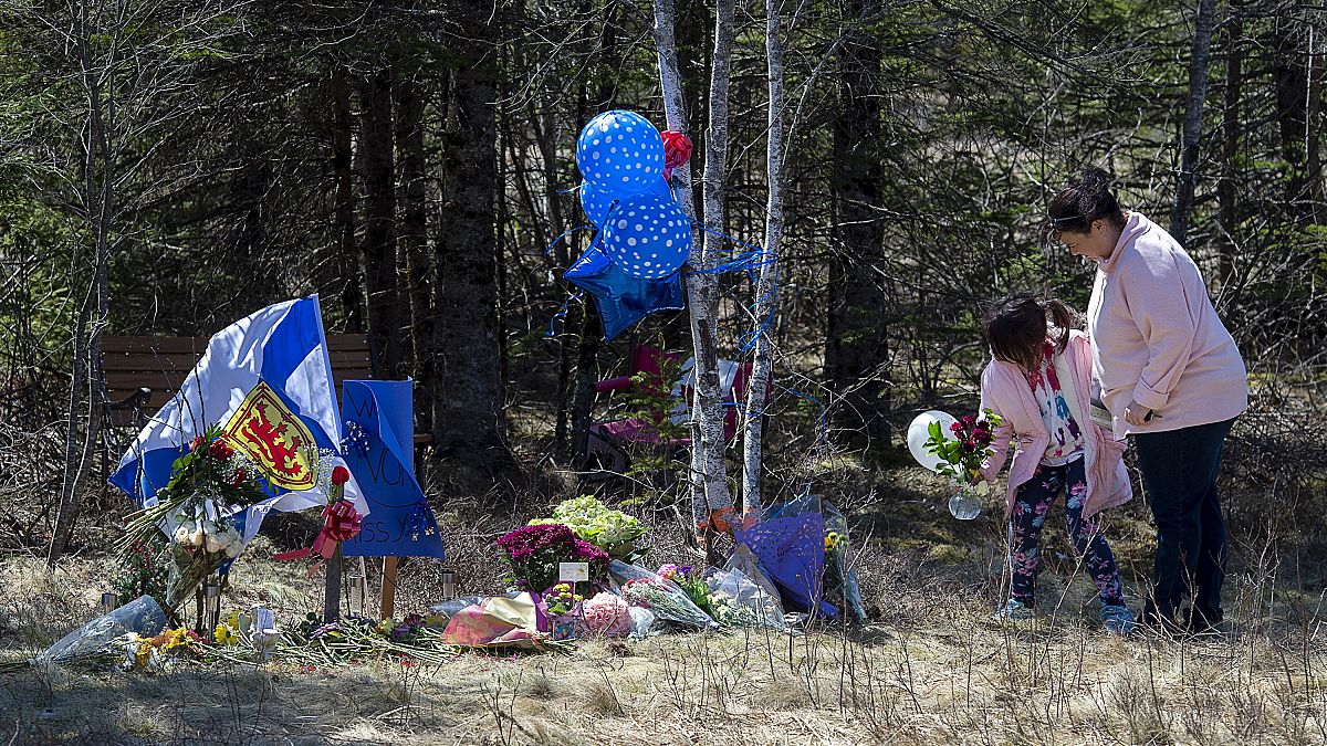 Kanada'daki silahlı saldırı kurbanları anısına olay yerine çiçekler bırakıldı