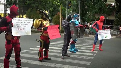 شاهد: أبطال خارقون في شوارع إندونيسيا لزيادة الوعي حول فيروس كورونا