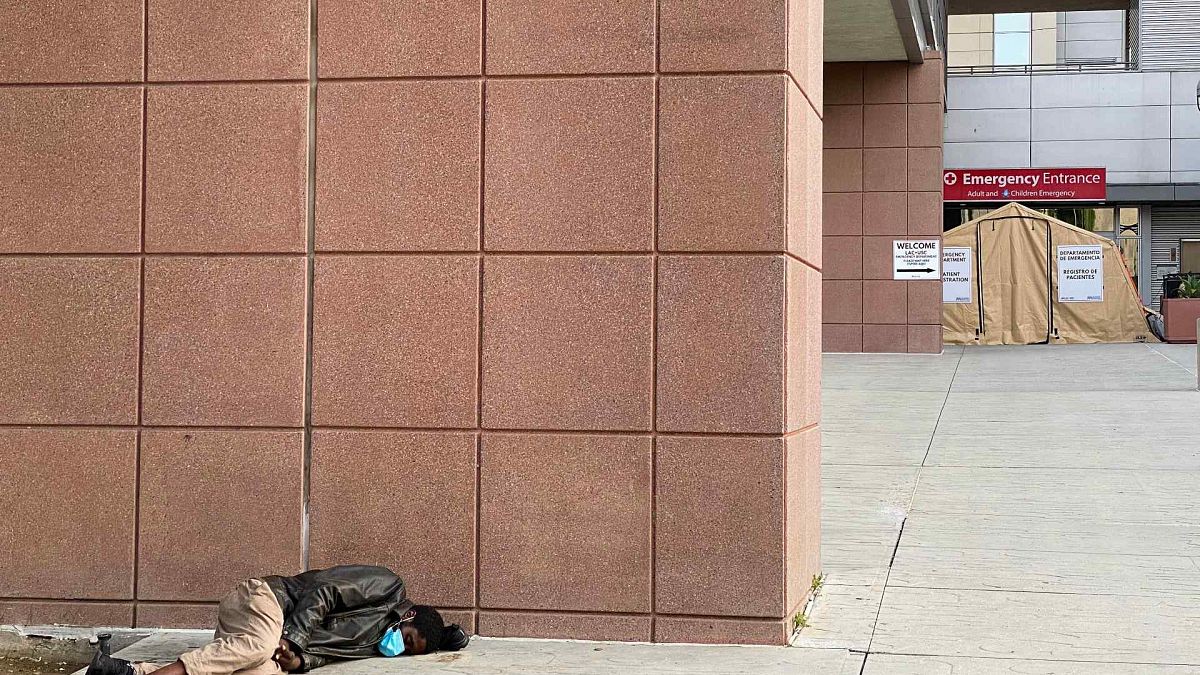 شخص بلا مأوى ينام أمام مركز طبي وسط تفشي جائحة فيروس كورونا، 21 أبريل 2020 ،لوس أنجلوس، كاليفورنيا