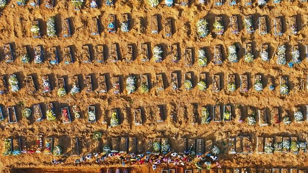 Una vista dall'alto delle fosse comuni al cimitero Nossa Senhora Aparecida di Manaus, 21/04/20 Una vista dall'alto delle fosse comuni al cimitero Nossa Senhora Aparecida di Manaus, 21/04/20