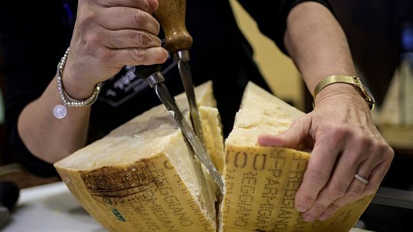 Il parmigiano ai tempi del Covid-19, tra le forme con gli scafandri Il parmigiano ai tempi del Covid-19, tra le forme con gli scafandri
