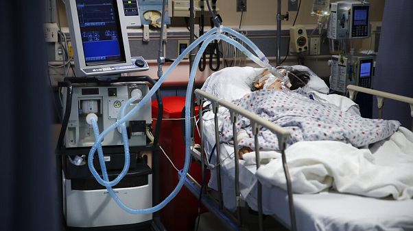 Hagyományos lélegeztetőgépre kötött beteg egy a New York-i St. Joseph kórház sürgősségi osztályán Hagyományos lélegeztetőgépre kötött beteg egy a New York-i St. Joseph kórház sürgősségi osztályán