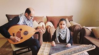 دختر فلسطینی برای همدلی با مردم ایتالیا با ساز قانون «بلاچاو» می‌نوازد