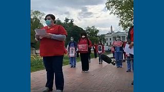 کرونا در آمریکا؛ خواندن نام پرستاران فوت شده مقابل کاخ سفید