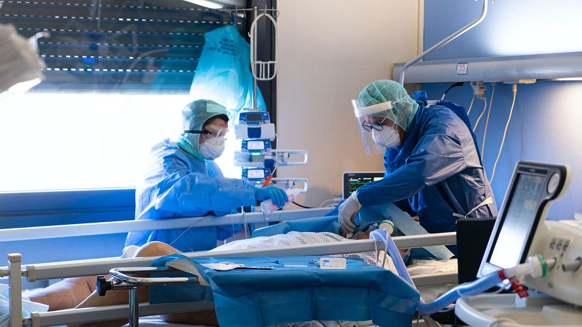 Az Orvosok Határok Nélkül egyik önkéntes aneszteziológus szakorvosa intubál egy koronavírusos beteget az oalszországo Lodi város kórházában