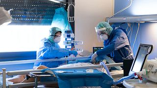 Az Orvosok Határok Nélkül egyik önkéntes aneszteziológus szakorvosa intubál egy koronavírusos beteget az oalszországo Lodi város kórházában