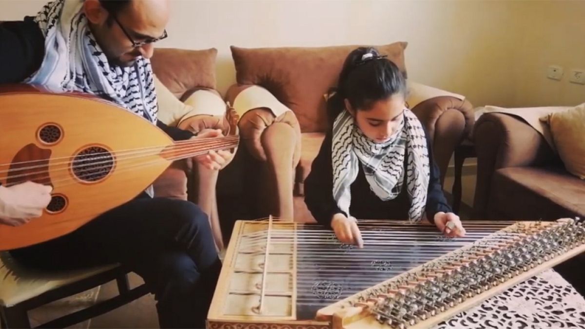 Una niña palestina de 8 años toca 'Bella Ciao' para dar ánimos a los afectados por el COVID-19