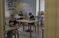 Covid-19: non hanno paura di tornare in classe i bimbi danesi che si salutano a gomitate