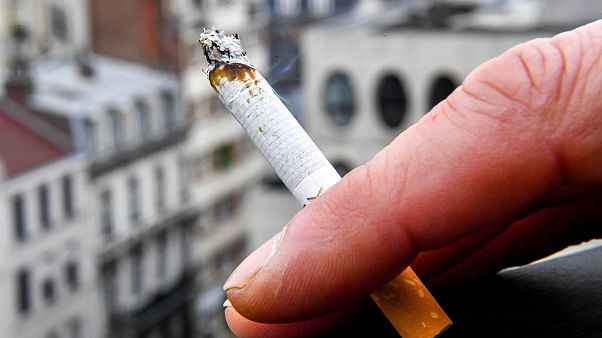 صورة لمدخن سجائر في مدينة ليل شمال فرنسا - 1 مارس 2018 صورة لمدخن سجائر في مدينة ليل شمال فرنسا - 1 مارس 2018