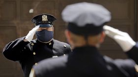 عنصران من حرس الشرف في شرطة نيويورك يؤديان التحية خلال تأبين قائد في الشرطة توفي بعد إصابته بكورونا  