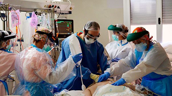 Une équipe médicale de l'hôpital prince des Asturies d'Alcala de Henares, près de Madrid, prodiguant des soins à un patient atteint du Covid-19, le 22 avril 2020. Une équipe médicale de l'hôpital prince des Asturies d'Alcala de Henares, près de Madrid, prodiguant des soins à un patient atteint du Covid-19, le 22 avril 2020.