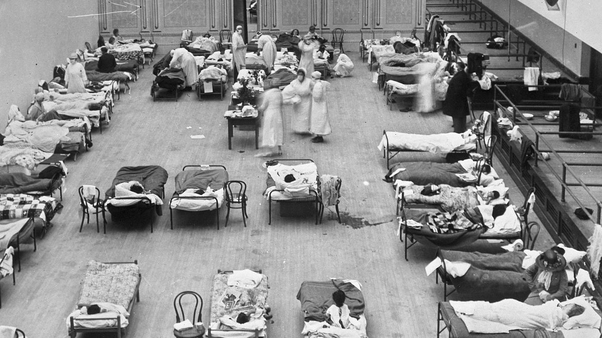 Enfermeras voluntarias de la Cruz Roja Americana atienden a los pacientes de la gripe en el Auditorio Municipal de Oakland, utilizado como un hospital temporal. 