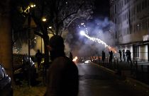 Continuam os confrontos nos arredores de Paris
