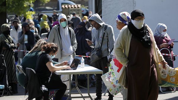 Voluntarios de la asociación ACleFeu distribuyen productos en Clichy-sous-Bois Voluntarios de la asociación ACleFeu distribuyen productos en Clichy-sous-Bois