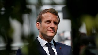 Le président français Emmanuel Macron lors d'une visite d'une entreprise maraîchère à Cléder - Bretagne -, le 22 avril 2020