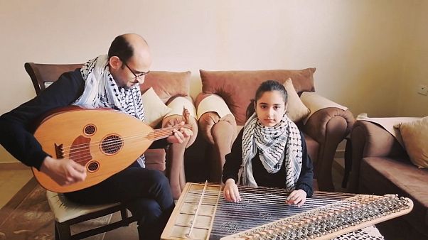 Covid-19: Reema, bimba palestinese, suona "Bella ciao" per l'Italia Covid-19: Reema, bimba palestinese, suona "Bella ciao" per l'Italia