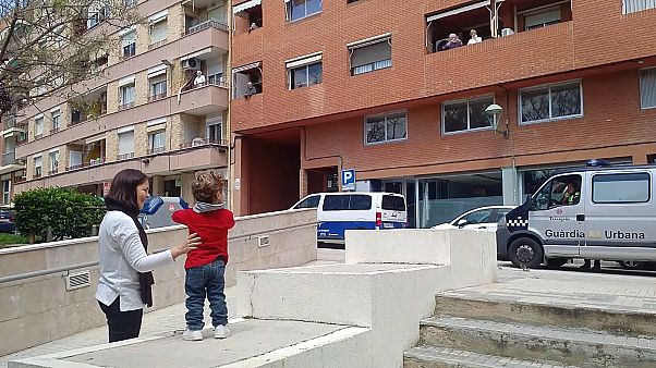 Eric despide a la policía después de su inusual felicitación de cumpleaños Eric despide a la policía después de su inusual felicitación de cumpleaños