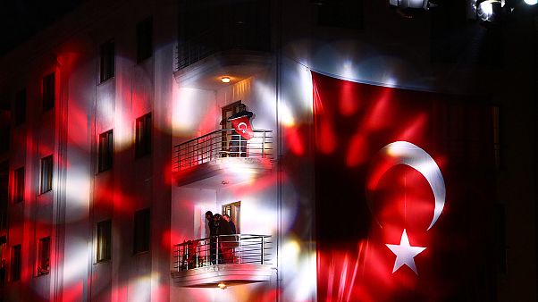 Türkiye'de 23 Nisan coşkusuyla balkonlardan İstiklal Marşı okundu Türkiye'de 23 Nisan coşkusuyla balkonlardan İstiklal Marşı okundu