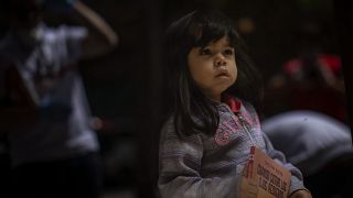 İspanya'nın Barselona kentinde çocuklara dağıtılan hikaye kitabını elinde tutan 3 yaşındaki Mia Antohonella