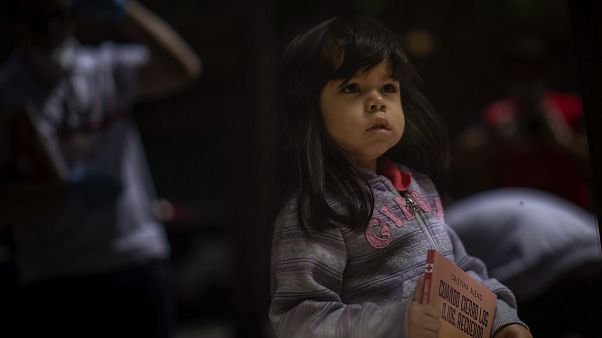 İspanya'nın Barselona kentinde çocuklara dağıtılan hikaye kitabını elinde tutan 3 yaşındaki Mia Antohonella İspanya'nın Barselona kentinde çocuklara dağıtılan hikaye kitabını elinde tutan 3 yaşındaki Mia Antohonella