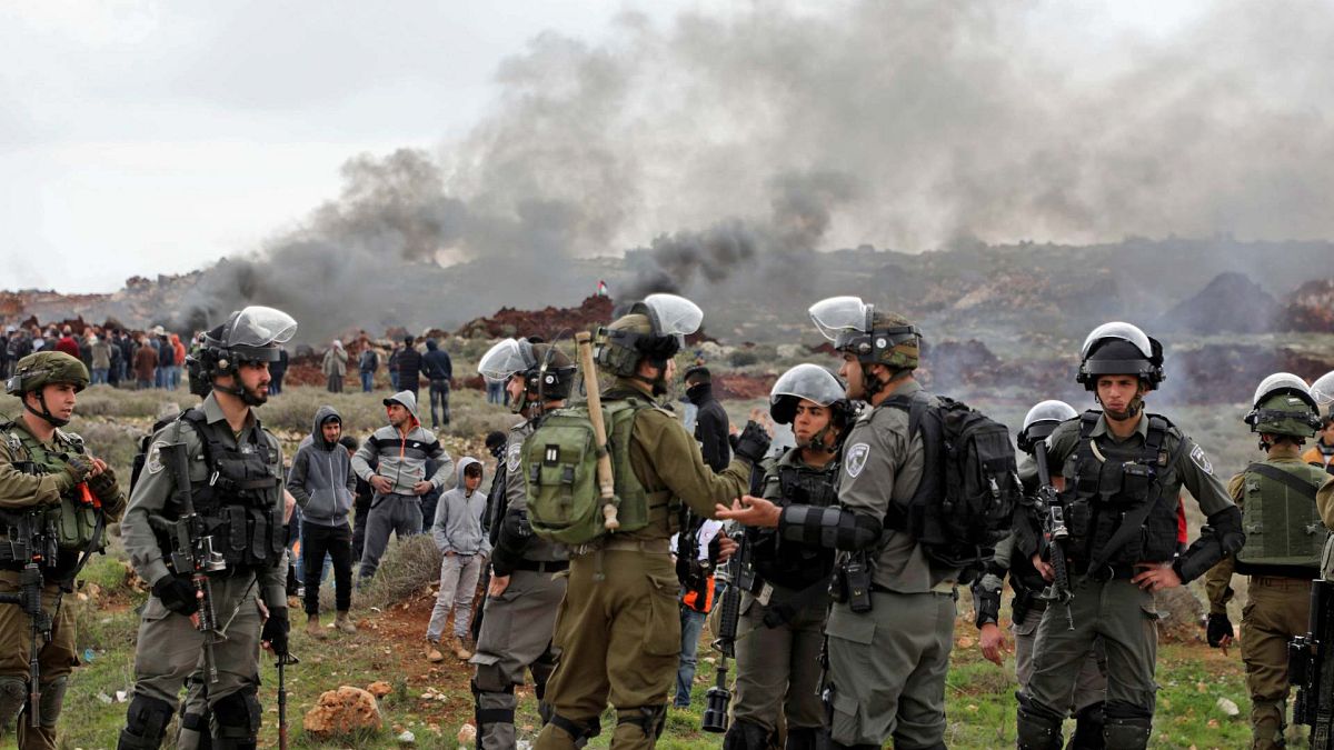 جنود إسرائيليون ينتشرون خلال مظاهرة فلسطينية ضد المستوطنات الإسرائيلية في قرية قصرا بالضفة الغربية المحتلة -2 مارس 2020.
