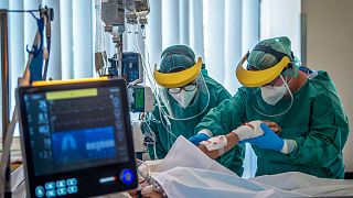 Une équipe médicale de l'hôpital St. Laszlo, à Budapest, prodiguant des soins à un patient atteint du Covid-19, le 23 avril 2020.