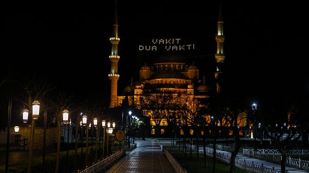 Sultanahmet Camisi'ne Ramazan ayının başlaması nedeniyle mahya asıldı Sultanahmet Camisi'ne Ramazan ayının başlaması nedeniyle mahya asıldı