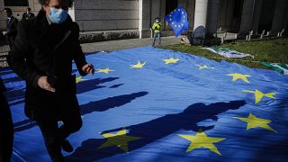 المفوضية الأوروبية تدعو دول الاتحاد إلى تمديد القيود على السفر حتى منتصف الشهر المقبل