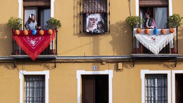 Mairena del Alcor bei Sevilla: Frauen singen von Balkonen Mairena del Alcor bei Sevilla: Frauen singen von Balkonen