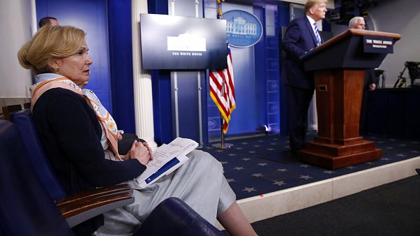 La doctora Birx durante la esperpéntica declaración de Trump La doctora Birx durante la esperpéntica declaración de Trump