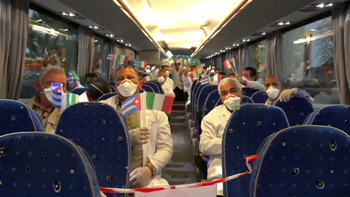 Kubanische Ärzte kommen in Italien an, März 