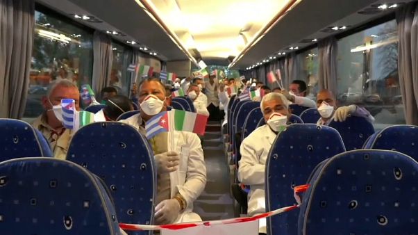 Kubanische Ärzte kommen in Italien an, März Kubanische Ärzte kommen in Italien an, März