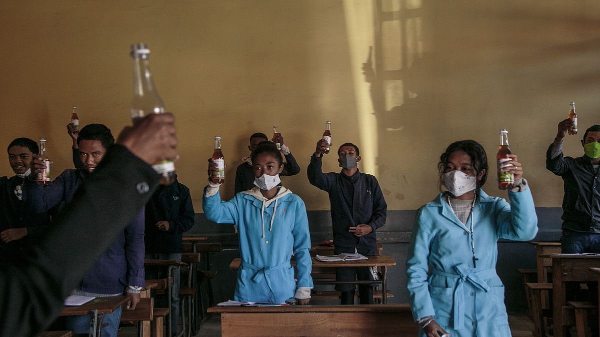 شاهد: تلاميذ مدغشقر يشربون "علاج الرئيس السحري" لفيروس كورونا