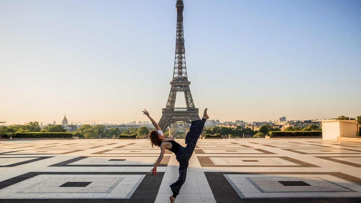 السورية يارا الحاصباني ترقص في ساحة تروكاديرو الفارغة أمام برج إيفل في باريس في 22 أبريل 2020