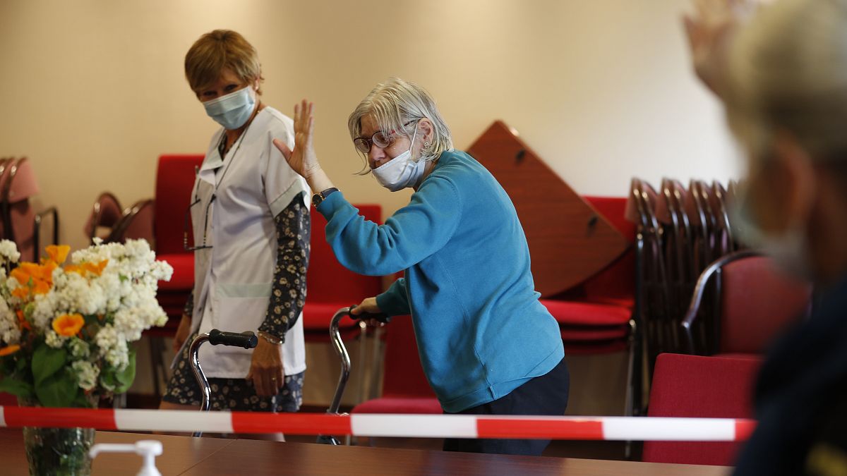 Italia reduce fallecimientos, Francia y Reino Unido en plena pandemia 