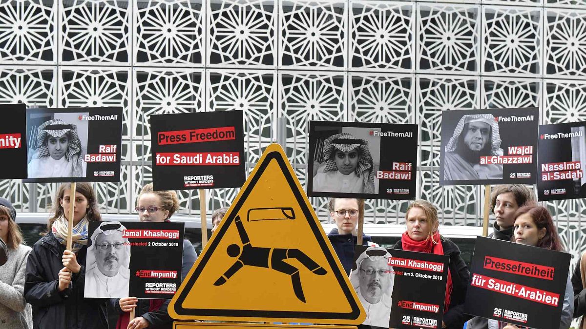 احتجاج أعضاء مراسلون بلا حدود أمام سفارة المملكة العربية السعودية حول الاعتقالات التي تطال الصحفيين والناشطين والحقوقيين السعوديين ، برلين، ألمانيا، 1 أكتوبر 2019.