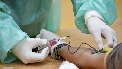 فحص دم في صالة ألعاب رياضية بالقرب من ميلانو إيطاليا.