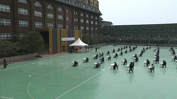 Szabadtéri vizsgák Dél-Koreában a járvány miatt Szabadtéri vizsgák Dél-Koreában a járvány miatt