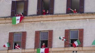 Itália e Portugal festejam a liberdade à janela