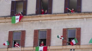 Confines Les Italiens Celebrent Le 75e Anniversaire De La Liberation Au Balcon Euronews