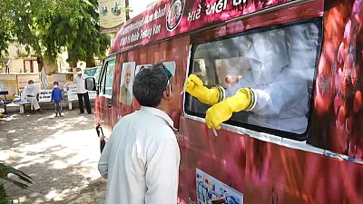Camionetas móviles para hacer pruebas del coronavirus en la India