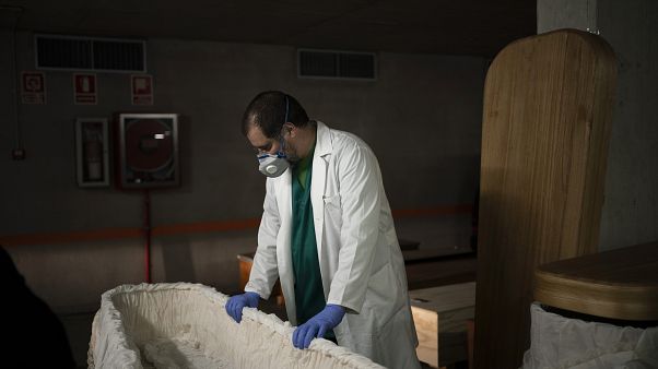 Covid-19 kaynaklı bir ölüm için tabut hazırlığı Covid-19 kaynaklı bir ölüm için tabut hazırlığı