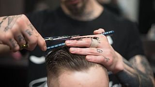 اصلاح مو در دوره قرنطینه؛ پلیس آلمان ۲ آرایشگاه زیرزمینی کشف کرد
