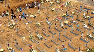В Бразилии и Эквадоре братские могилы для умерших роют экскаваторами