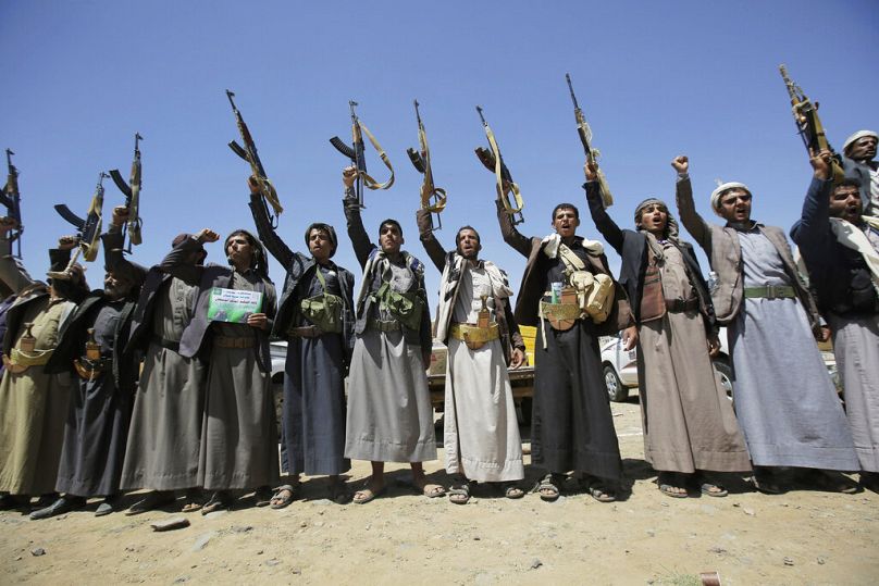 Tribù Houthi imbracciano armi in un'immagine scattata nel 2019