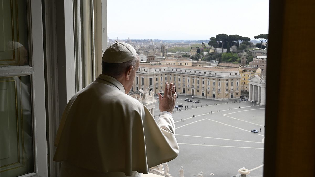 Ο Πάπας Φραγκίσκος προσεύχεται για τους φτωχούς