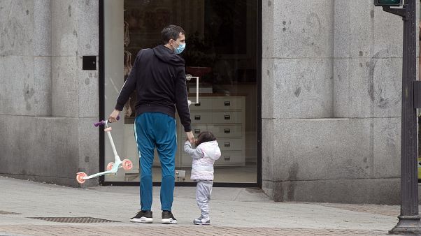 I bambini spagnoli tornano a giocare nei parchi, si allenta il confinamento I bambini spagnoli tornano a giocare nei parchi, si allenta il confinamento
