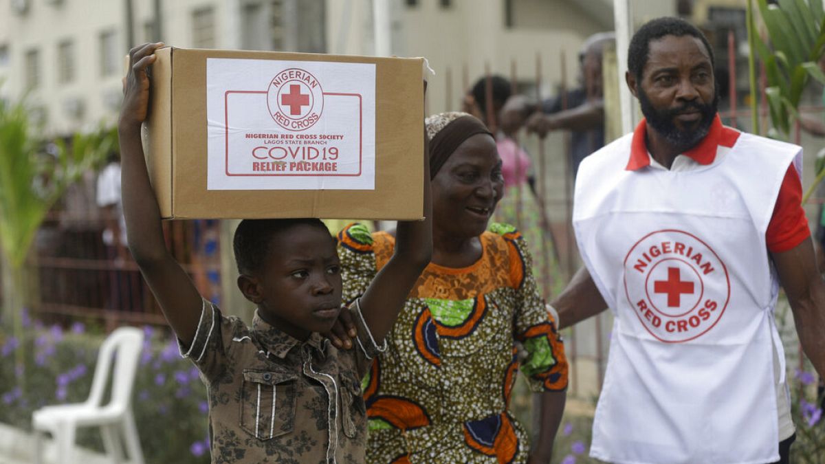 A nigériai vöröskereszt segélyt oszt Lagoszban a kijárási korlátozások alatt élőknek
